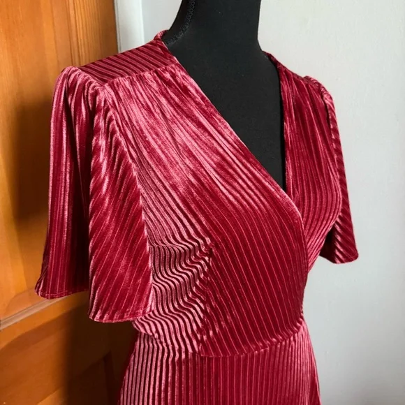 Simplee Raspberry Wrap Dress - Picture 6 of 14